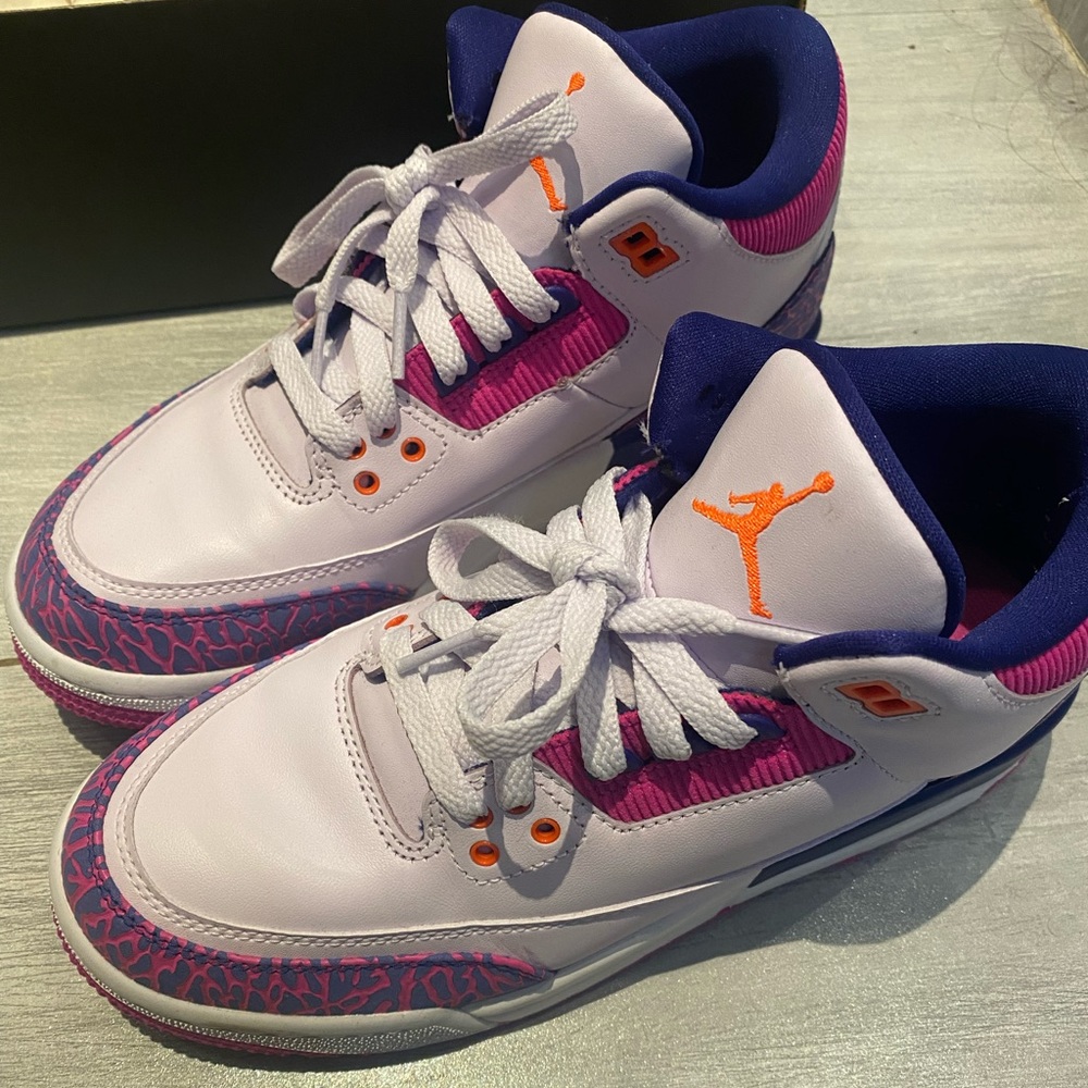 Jordan 3 - youth 7/women’s 8-8.5